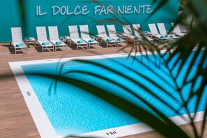 Piscina all'aperto, ombrelloni da piscina, lettini