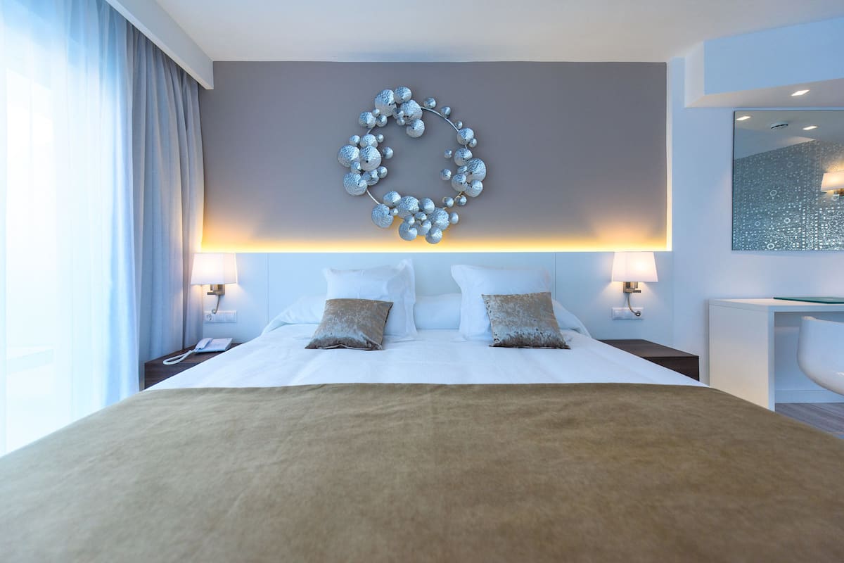 Suite, balkon | Luxe beddengoed, een minibar, verduisterende gordijnen, gratis wifi
