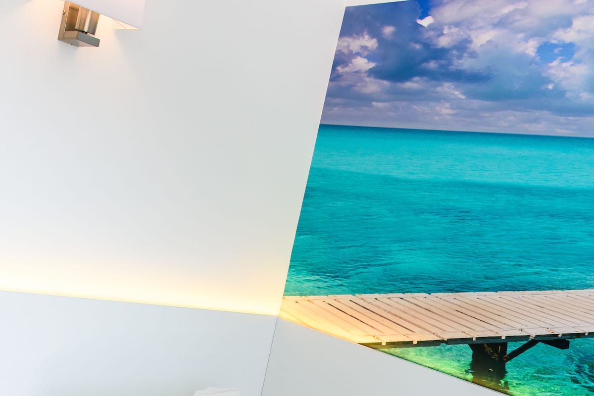 Luxe beddengoed, een minibar, verduisterende gordijnen, gratis wifi