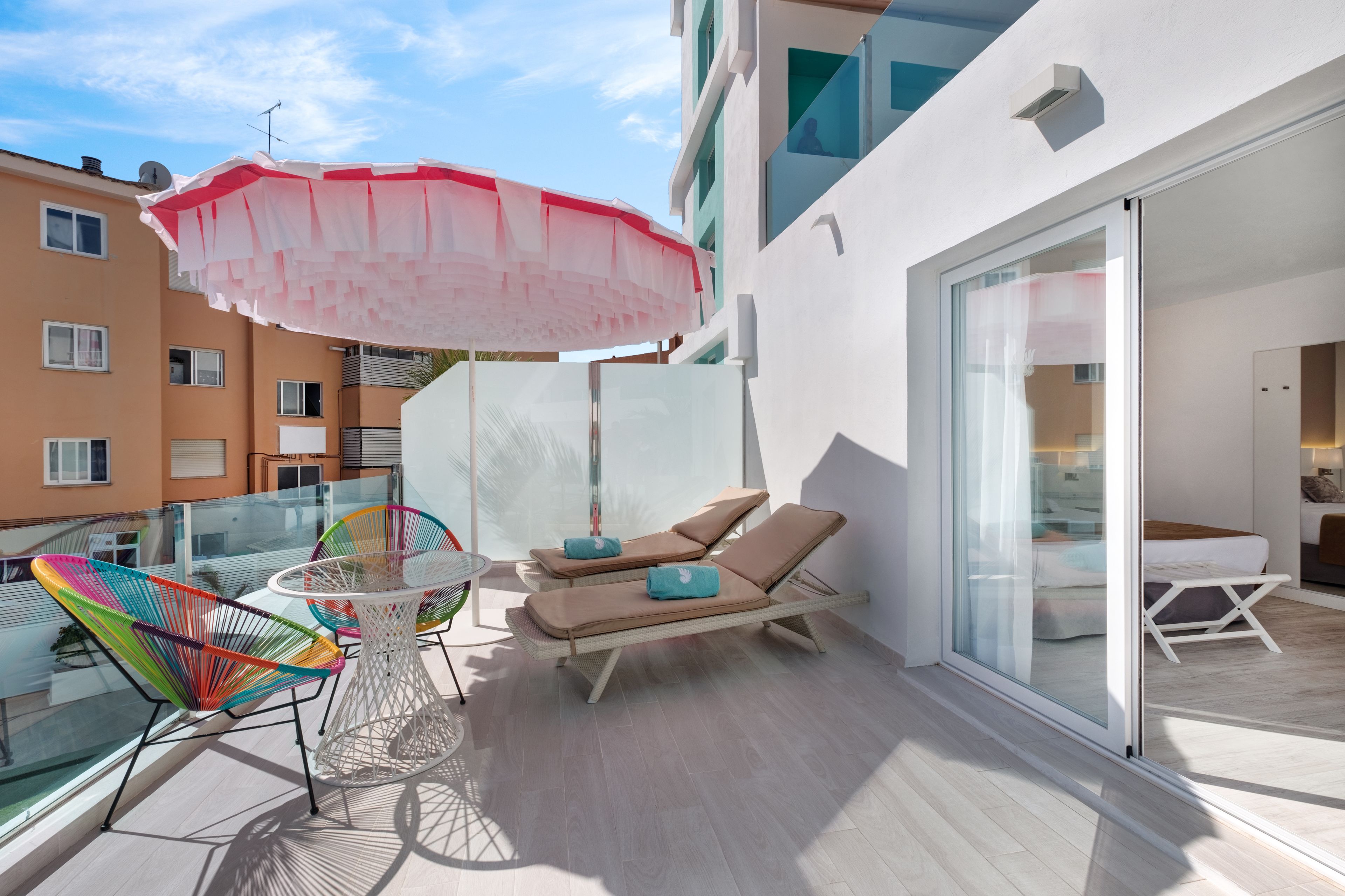Chambre Deluxe, terrasse, vue piscine | Literie de qualité supérieure, minibar, rideaux occultants