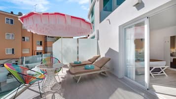 Chambre Deluxe, terrasse, vue piscine | Literie de qualité supérieure, minibar, rideaux occultants