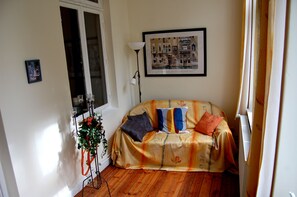 Classic-Suite, Veranda, Gartenblick | Wohnbereich | Flachbildfernseher