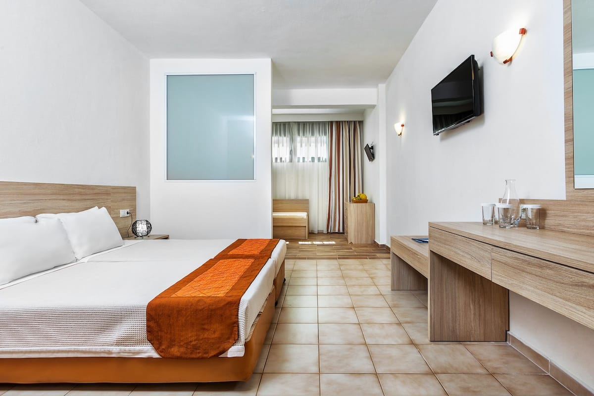 Family Room Now View (semi-ground floor based) | 1 bedroom, in-room safe