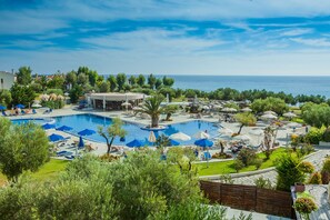 A resort with a large pool, outdoor seating, and a view of the sea. - Xenios Anastasia Resort & Spa (Kassandra)