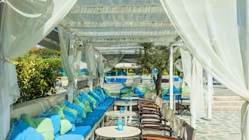 2 bars/lounges, een poolbar