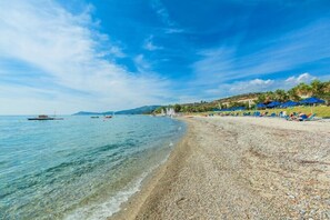 Plage privée, chaises longues, parasols, serviettes de plage