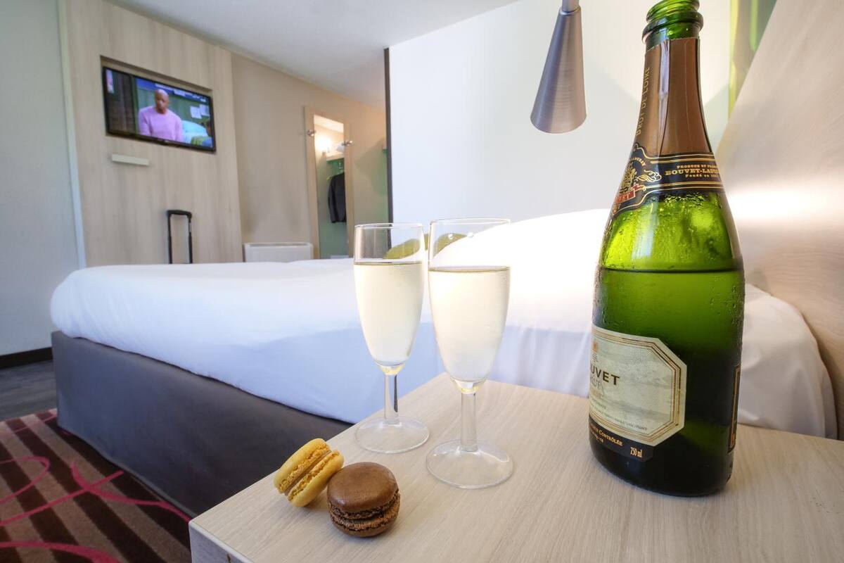 blackout curtains, soundproofing, free cots/infant beds, free wifi