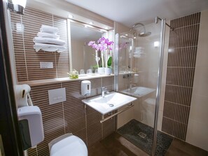 Verdunkelungsvorhänge, schallisolierte Zimmer, kostenlose Babybetten