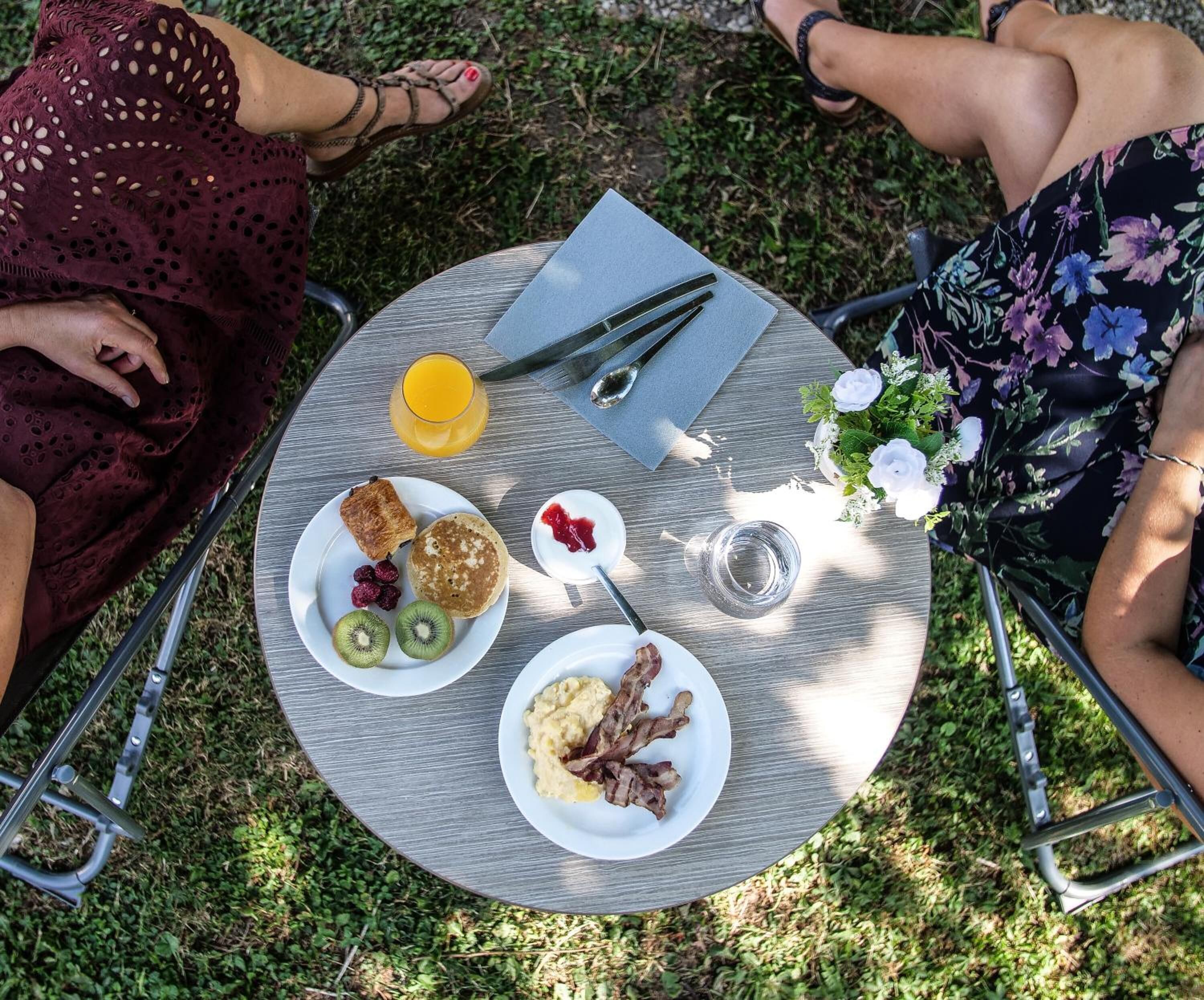 breakfast served, french cuisine, al fresco dining