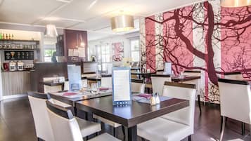 Breakfast served, French cuisine, alfresco dining