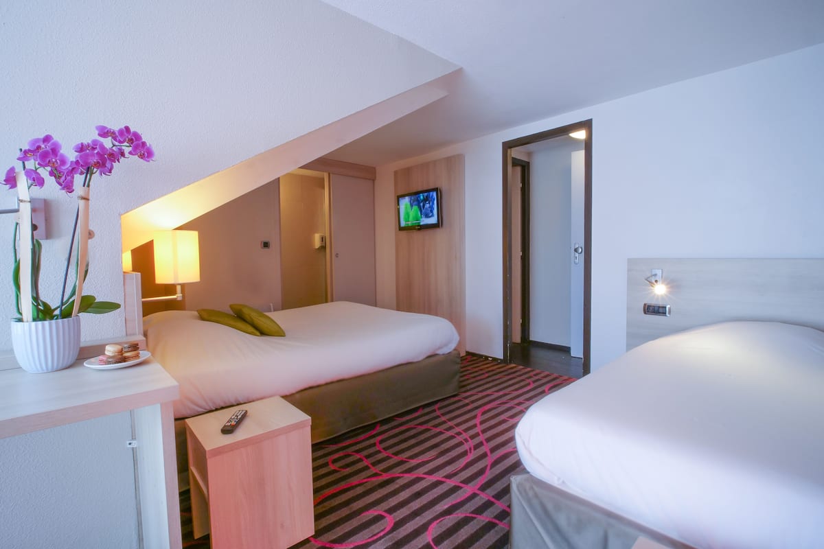 blackout curtains, soundproofing, free cots/infant beds, free wifi