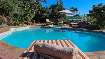 Piscine couverte, piscine extérieure, parasols de plage, chaises longues