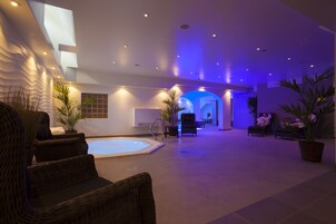 Un sauna, una bañera de hidromasaje, baño turco