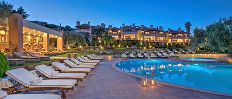 Hồ bơi ngoài trời, dù/ô trên bãi biển/hồ bơi, ghế dài tắm nắng