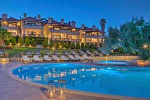 Outdoor pool, pool umbrellas, sun loungers - Kassandra Village Resort (Kassandra)