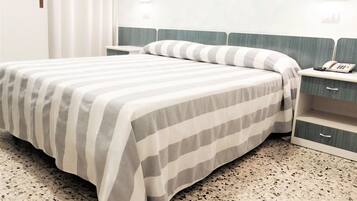 Camera Standard con letto matrimoniale o 2 letti singoli | Una cassaforte in camera, una scrivania, insonorizzazione