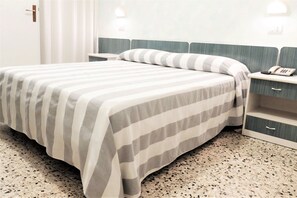 Dobbelt- eller tomannsrom – standard | Safe på rommet, skrivebord, lydisolert og wi-fi (inkludert)