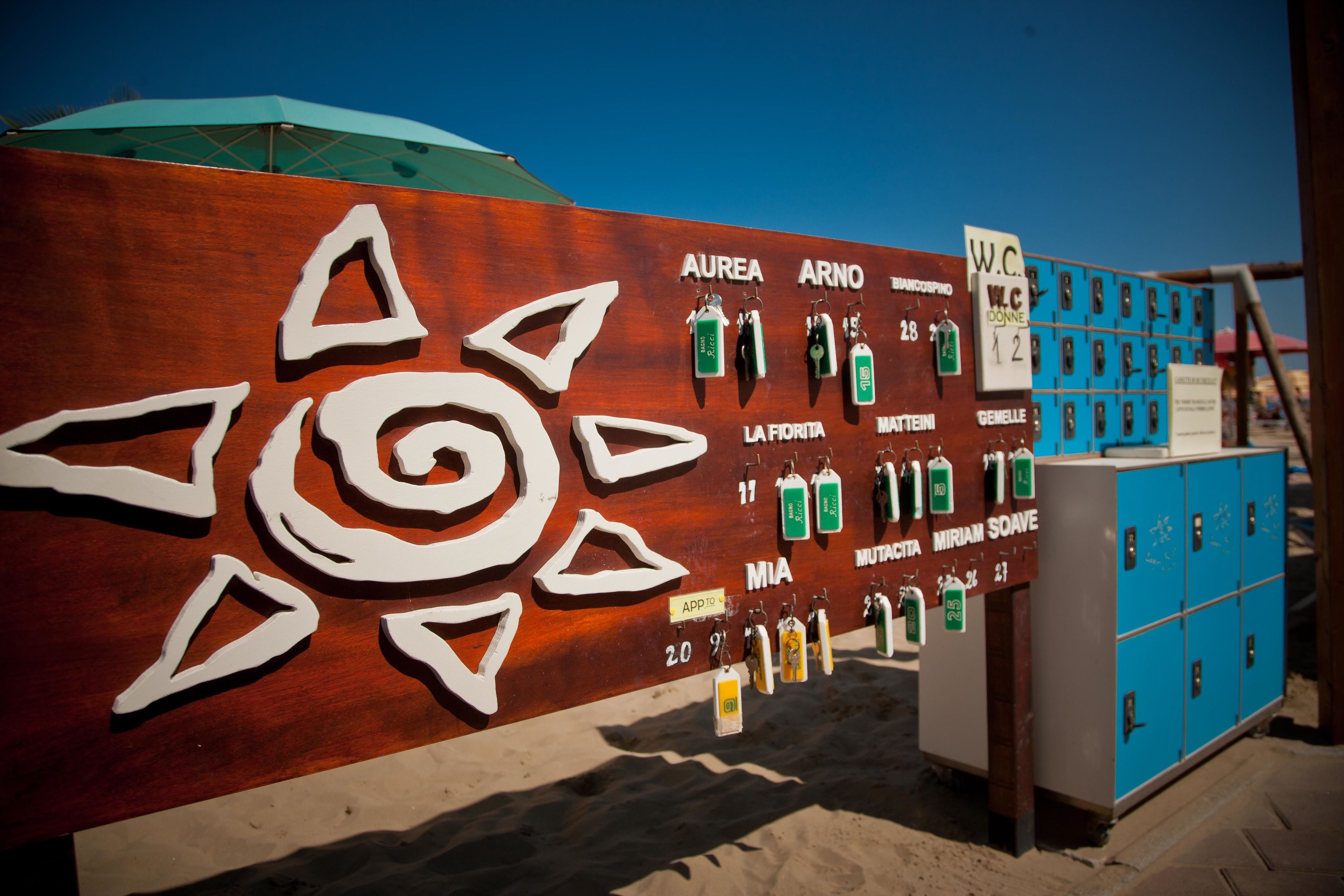 beach nearby, sun-loungers, beach umbrellas