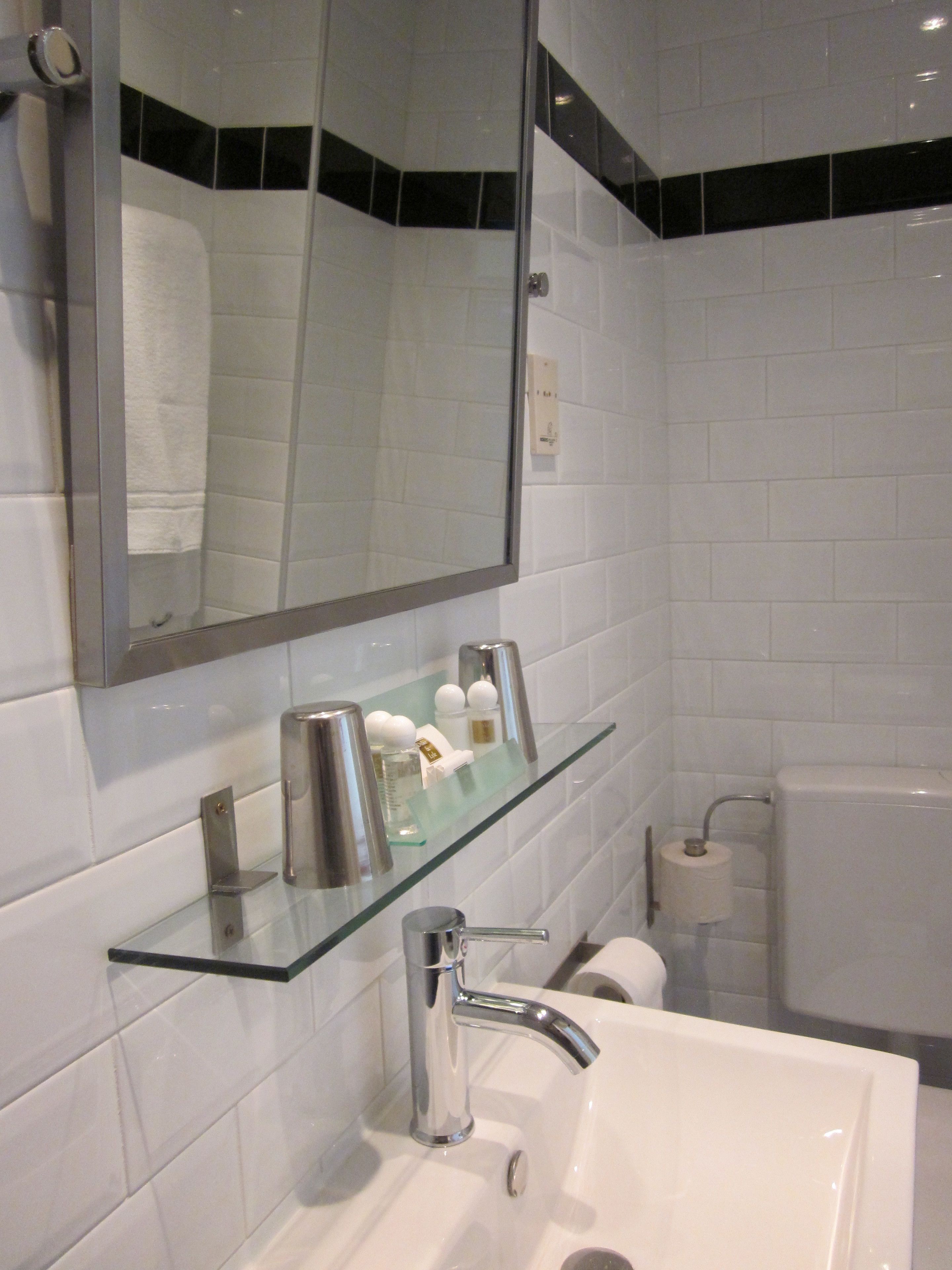 single room | bathroom | towels