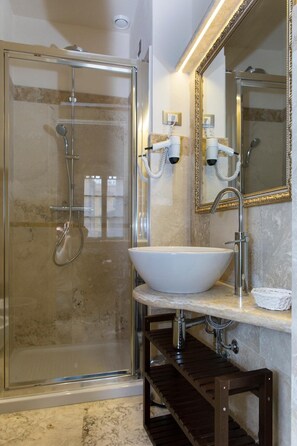 Secadora de cabello, bidet, toallas 