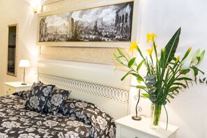Habitación triple Deluxe | Minibar, decoración personalizada, muebles diferentes y escritorio 