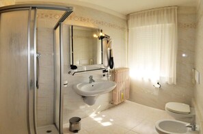 Double or Twin Room | Bathroom | Towels
