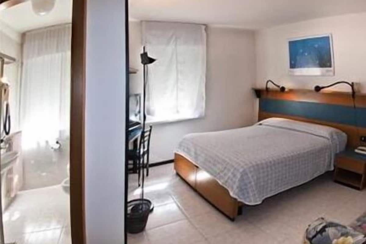 Cribs (surcharge), rollaway beds, WiFi (free)