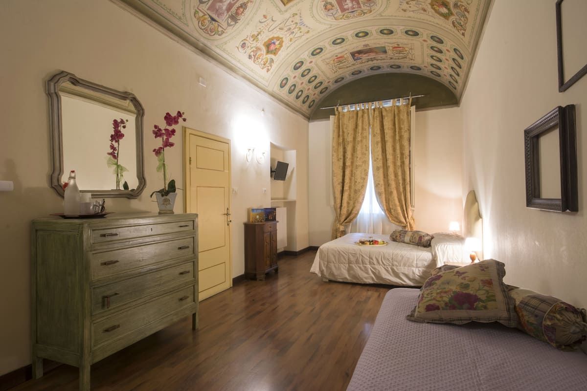 Comfort driepersoonskamer, meerdere bedden, privébadkamer | Babybedden, extra bedden, gratis wifi, beddengoed