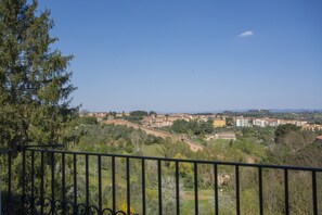 Chambre Quadruple Familiale, balcon, vue vallée | Lits bébé (en supplément), lits pliants/supplémentaires, Wi-Fi gratuit