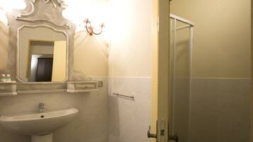 Deluxe Double Room, Ensuite | Bathroom | Shower, free toiletries, hair dryer, bidet