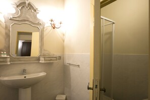 Chambre Double Deluxe, salle de bains attenante | Salle de bain | Douche, articles de toilette gratuits, sèche-cheveux, bidet