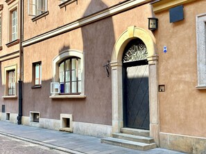 Apartment, 1 Bedroom (Krzywe Kolo) | Living area | 42-inch flat-screen TV with cable channels, LCD TV - Stone Steps Apartments (Warsaw)