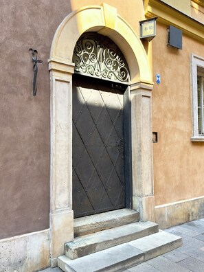 Apartment, 1 Bedroom (Krzywe Kolo) | Living area | 42-inch flat-screen TV with cable channels, LCD TV - Stone Steps Apartments (Warsaw)