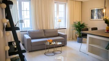 Appartement, 1 chambre (Rycerska) | Coin séjour | Télévision à écran plat de 42 pouces avec chaînes par câble