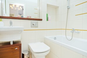 Apartment, 1 Bedroom (Krzywe Kolo) | Bathroom | Designer toiletries, hair dryer, slippers, towels