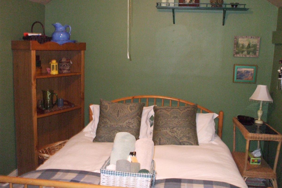 1 bedroom, desk, iron/ironing board, cots/infant beds