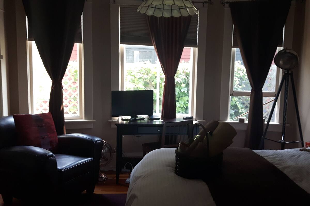 1 bedroom, desk, iron/ironing board, cots/infant beds