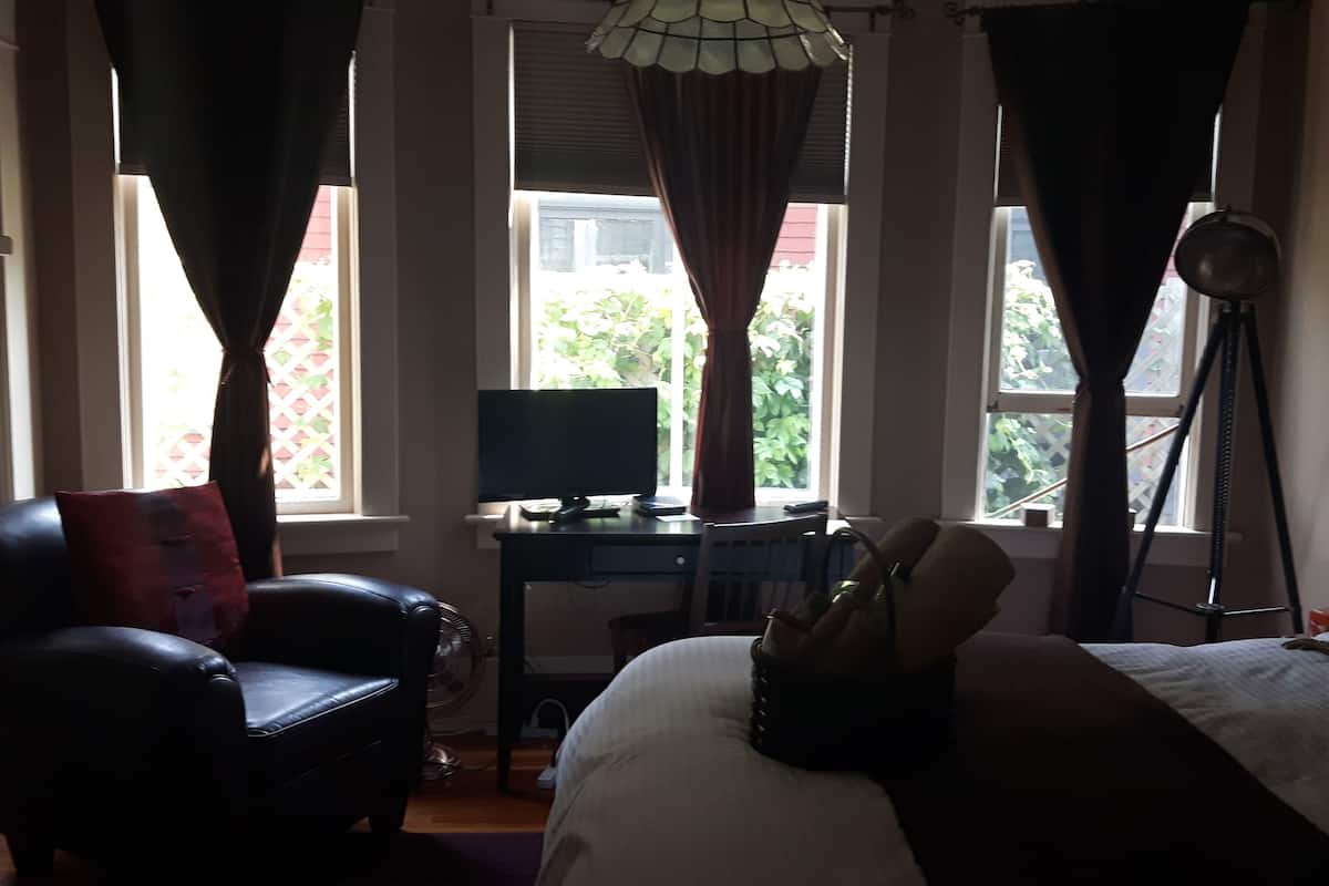Fire Room | 1 bedroom, desk, iron/ironing board, cots/infant beds
