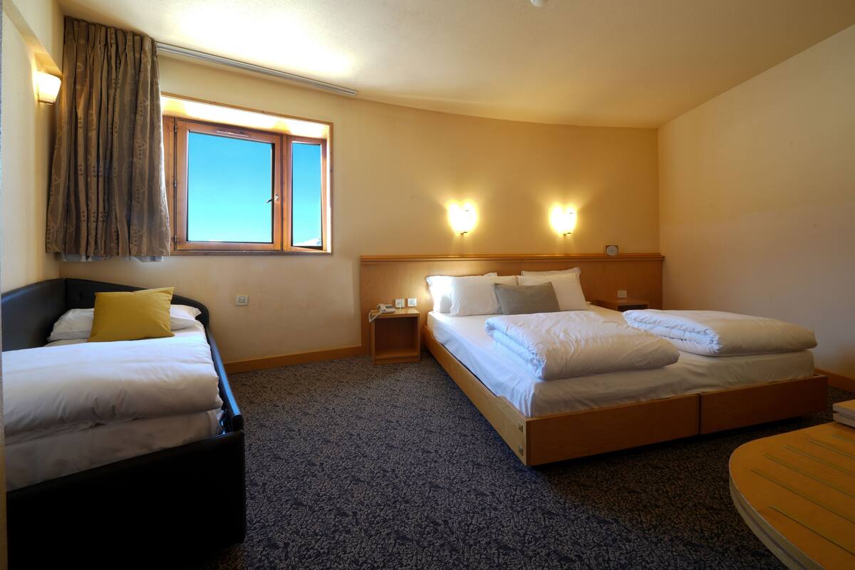 Habitación triple clásica | Edredones de plumas, caja fuerte, cortinas opacas y ropa de cama