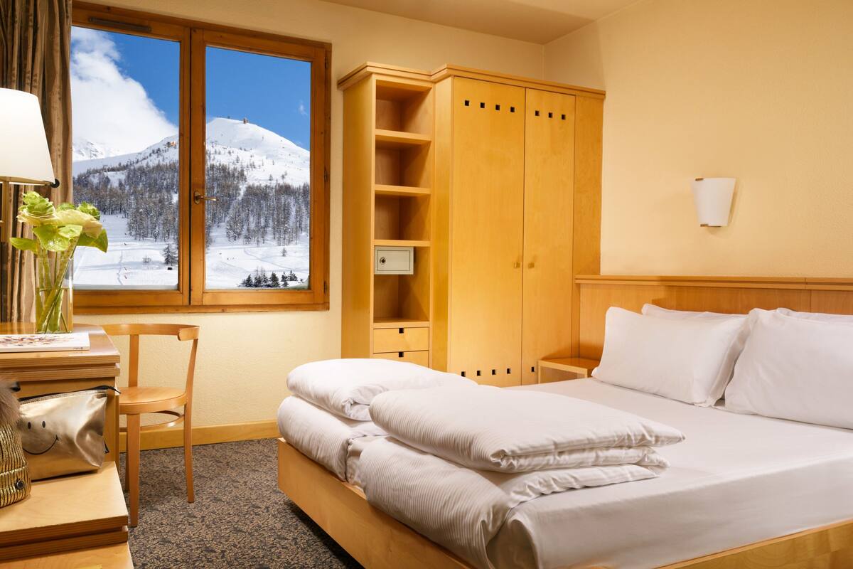 Edredones de plumas, caja fuerte, cortinas opacas y ropa de cama