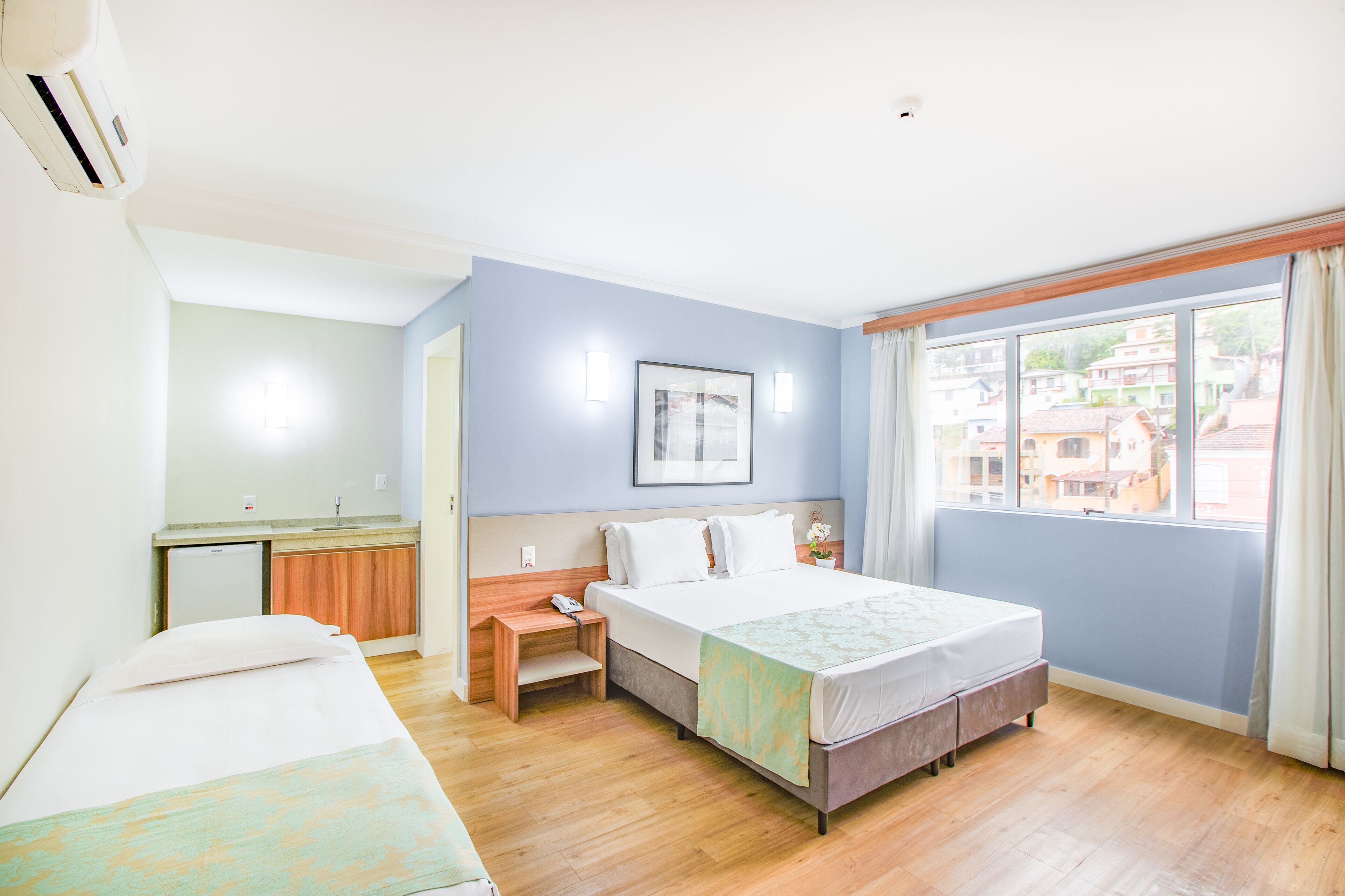 deluxe suite, city view | minibar, in-room safe, desk, soundproofing