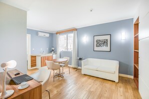 小型套房, 海洋景观 | 迷你吧、客房内保险箱、办公桌、隔音