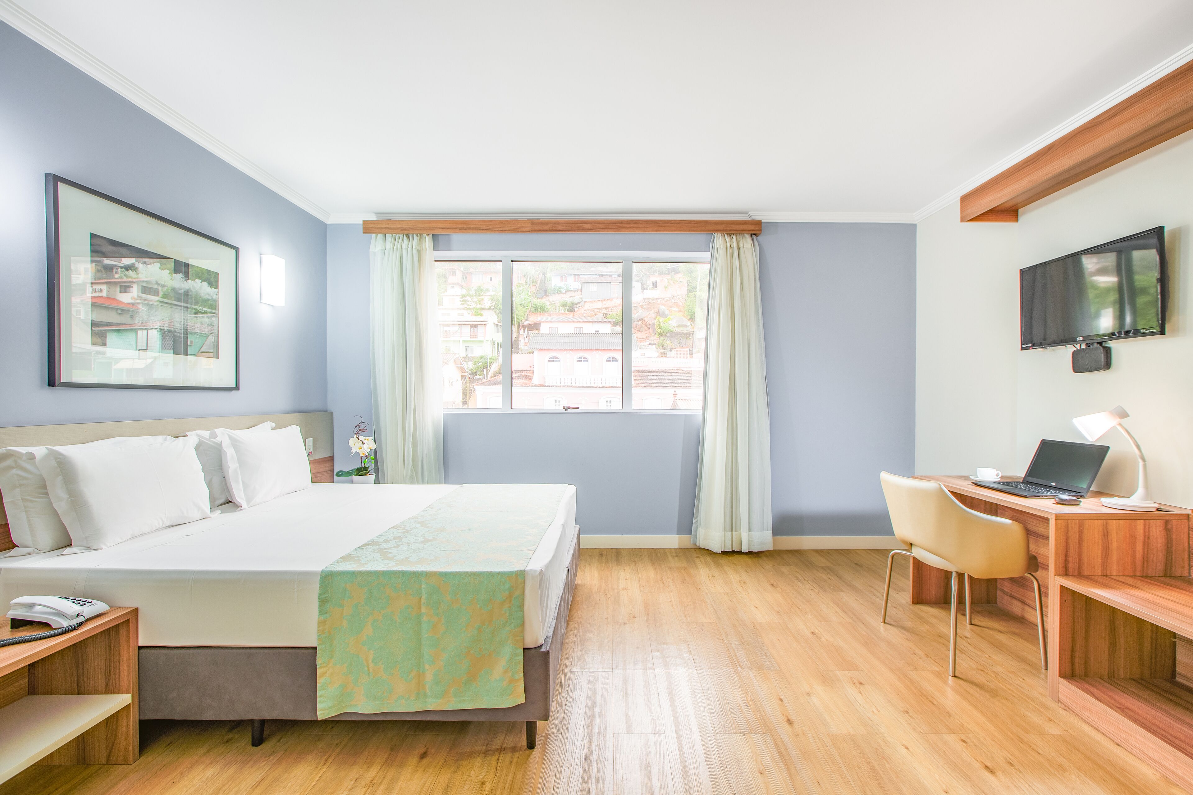 Deluxe-Suite, Stadtblick | Minibar, Zimmersafe, Schreibtisch, schallisolierte Zimmer