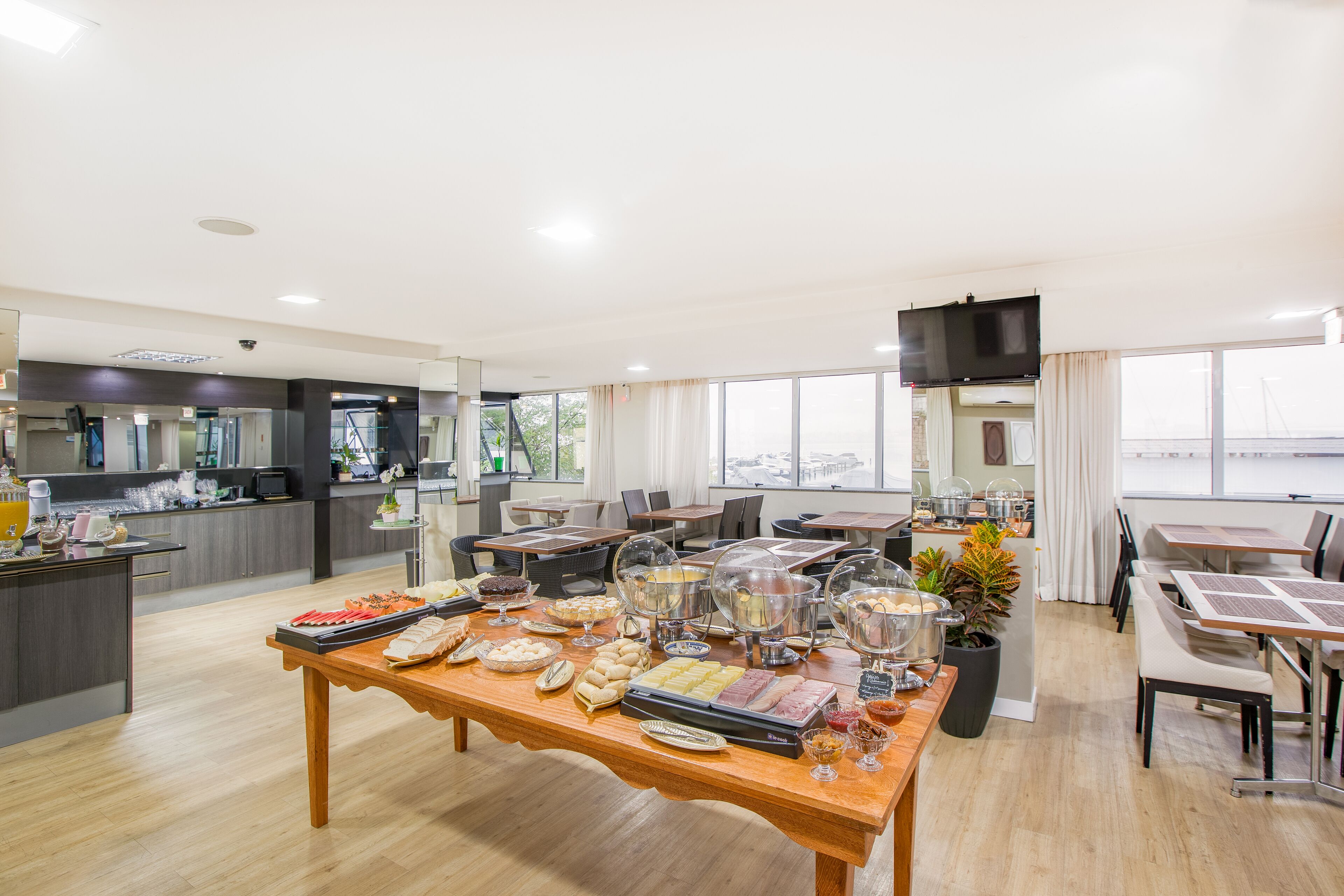 lunch and dinner served, international cuisine