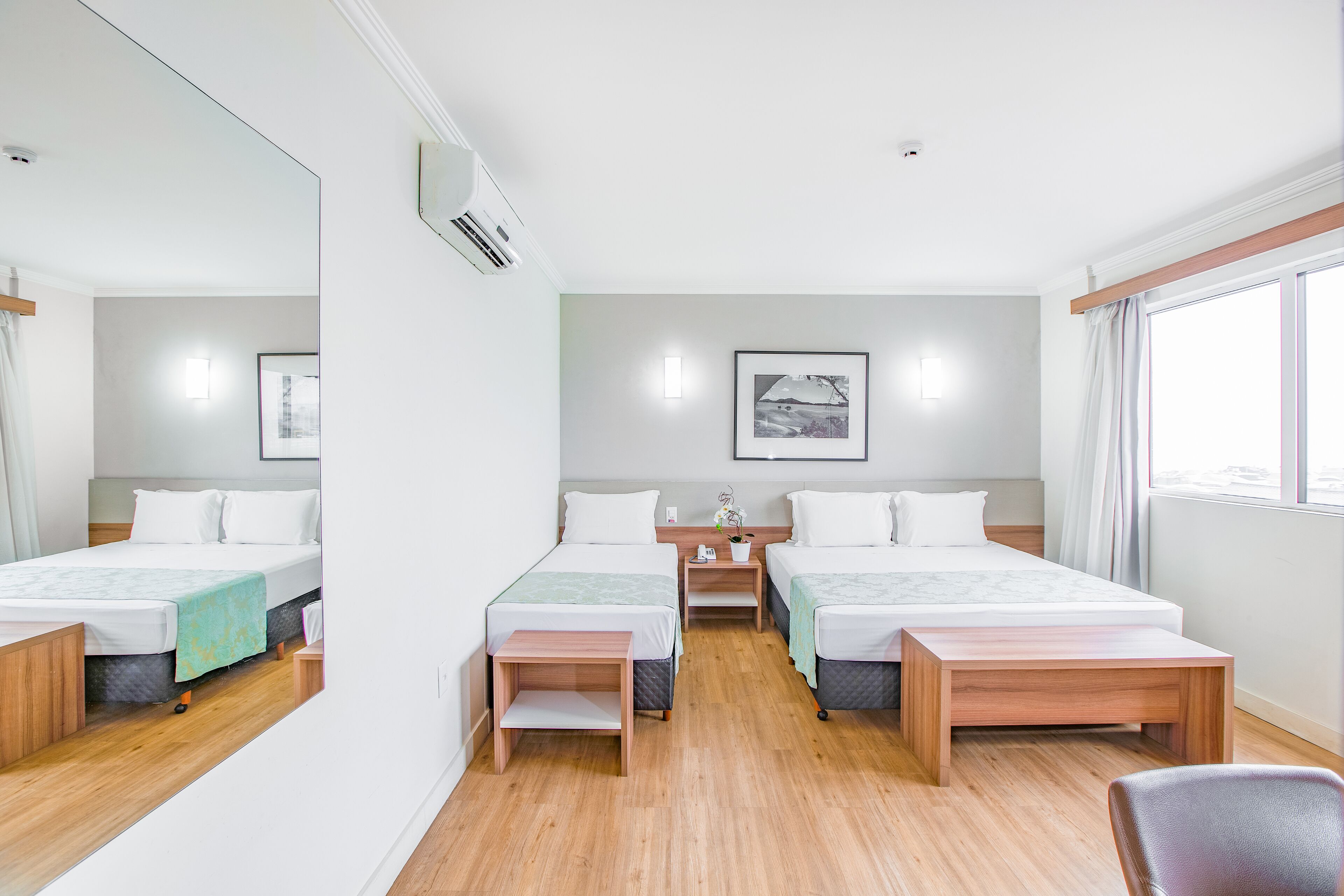 deluxe suite, ocean view | minibar, in-room safe, desk, soundproofing