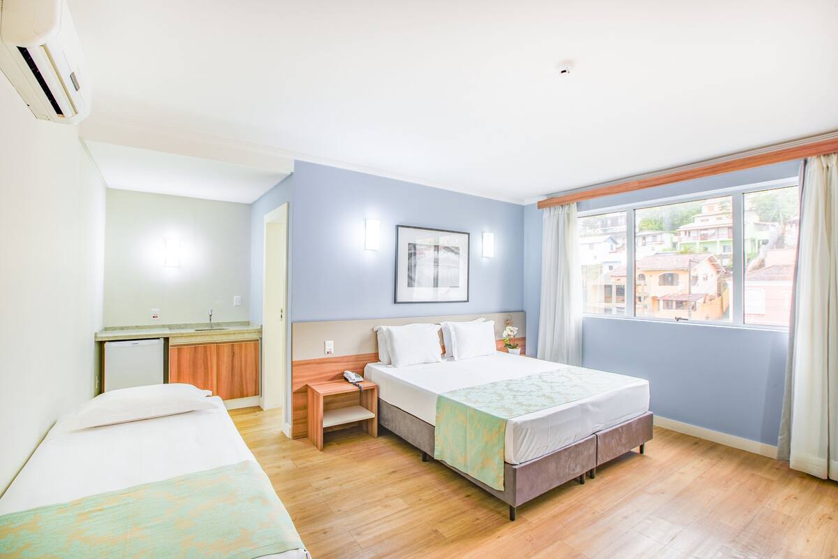 Minibar, caja de seguridad en la habitación y escritorio