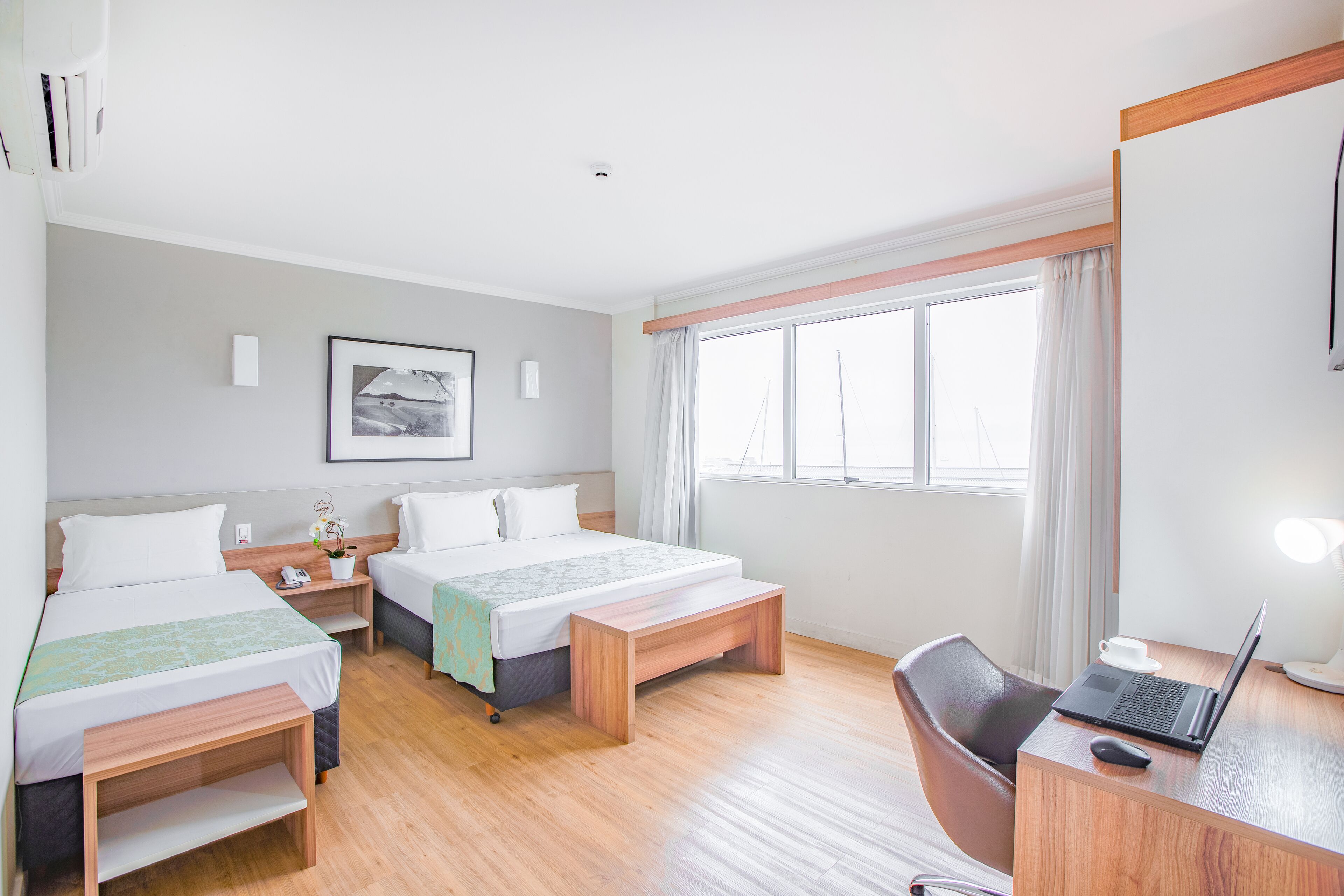 deluxe suite, ocean view | minibar, in-room safe, desk, soundproofing