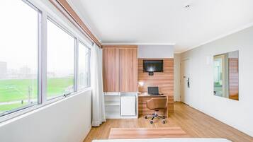 Suíte luxo, vista para o oceano | Frigobar, cofres nos quartos, escrivaninha, quartos à prova de som