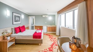 Phòng Suite Premium, bồn tắm nước nóng, quang cảnh biển | Minibar, két bảo mật tại phòng, bàn, phòng cách âm