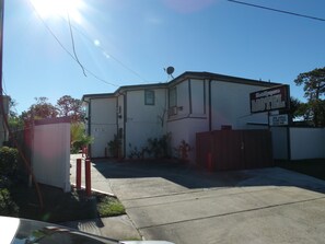 Property entrance - Southmore Boulevard Motel (Houston)